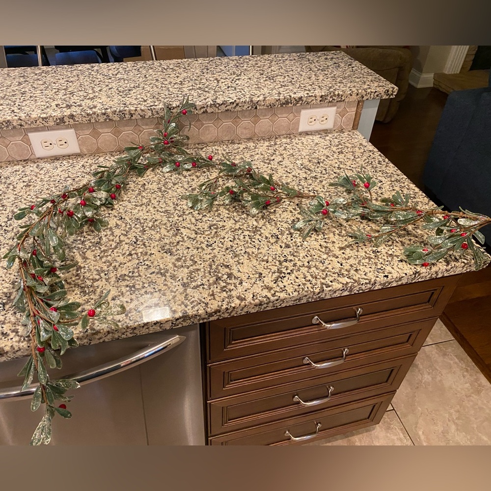 Christmas garland with berries EUC